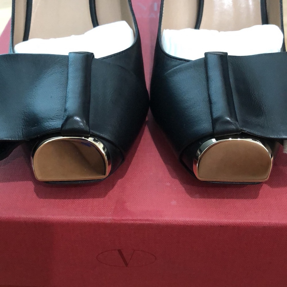 Valentino Garavani Black Pump - Picture 2 of 7